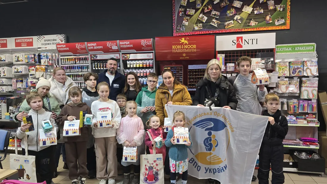 Дети с флагом на событии в магазине Магік