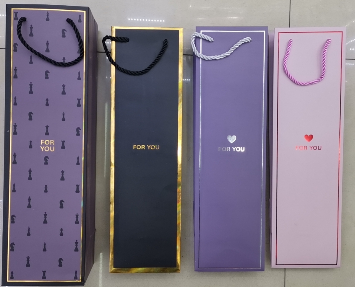 Пакет подарунковий під пляшку 11×38×11см тиснення фольгою, 4 види BM.200088