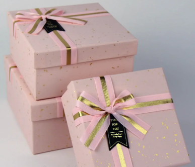 Коробка подарункова рожева 15×15×7см