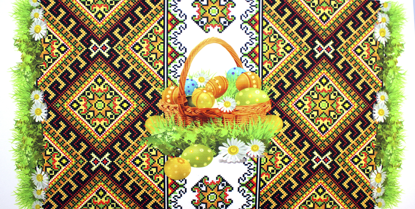 Великодня серветка 29×55см «Кошик з писанками і ромашками» горизонтальна